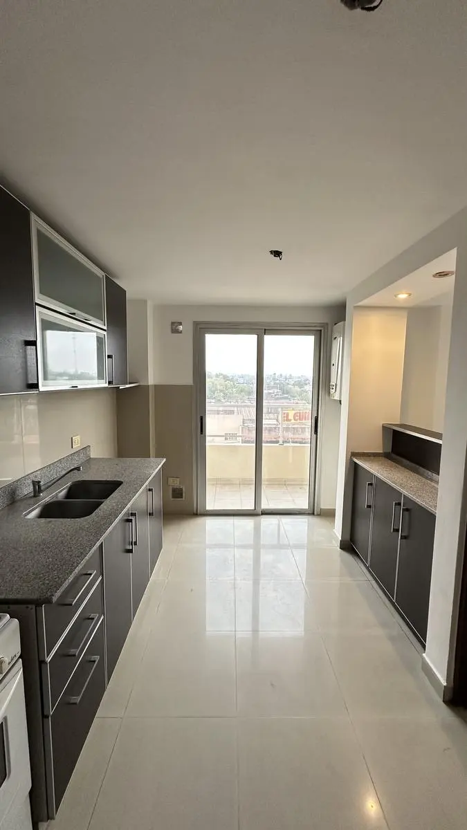 Departamento con balcón corrido y vista al cerro — foto 4 de 19