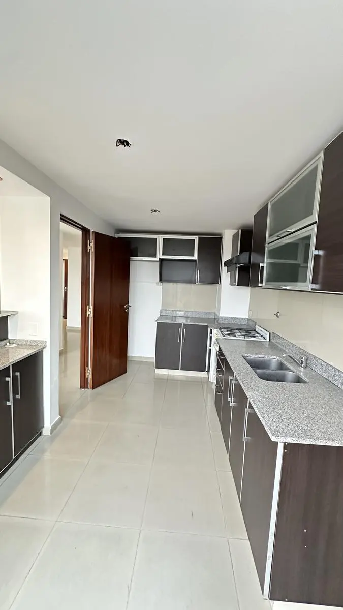 Departamento con balcón corrido y vista al cerro — foto 5 de 19