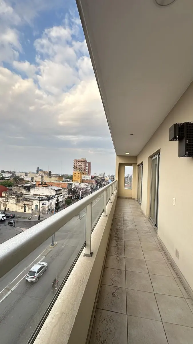 Departamento con balcón corrido y vista al cerro — foto 6 de 19