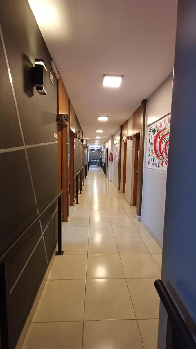 Edificio institucional de esquina — foto 6 de 9