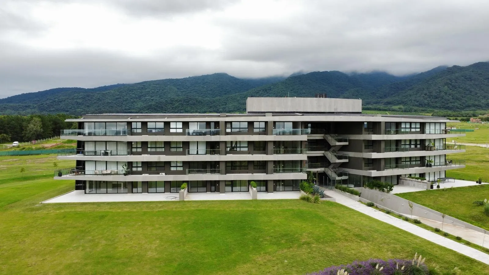 Edificio Buonaventura en el country San Pablo, con el cerro de fondo